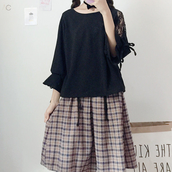 ブラック/Tシャツ+カーキ/スカート