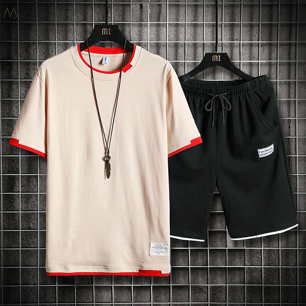 アイボリー/Tシャツ+ブラック/ショートパンツ