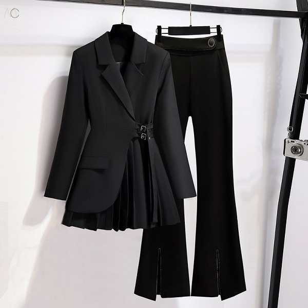 ブラック/スーツジャケット+ブラック/カジュアルパンツ
